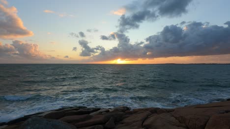 Zeitraffer,-Filmischer-Sonnenuntergang-Am-Meer,-Schönheit-In-Der-Natur,-Statische-Ansicht