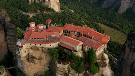 Monasterio-De-Varlaam-En-Un-Acantilado-Desde-Arriba-En-Meteora,-Un-Sitio-Del-Patrimonio-Mundial-De-La-Unesco-En-Grecia