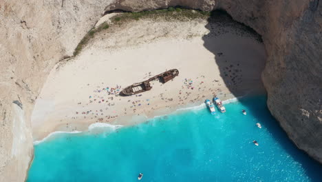 Luftbild-Von-Touristen,-Die-Sich-Im-Sommer-Am-Strand-Von-Navagio-Entspannen---Schiffswrack-In-Zakynthos,-Ionische-Insel,-Griechenland