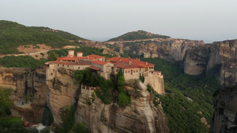 Scenic-View-Of-Varlaam-Monastery-On-Cliff-Top-In-Meteora,-Greece-At-Sunset