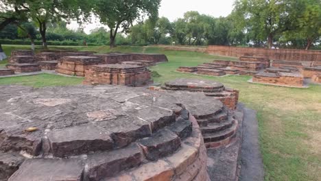 The-Ancient-Archaeological-Buddhist-Remains-of-Sarnath-with-the-Mulagandha-Kuti-Pedestals-made-of-Brick-and-Stone-in-Sarnath,-Varanasi,-India