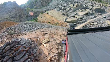 Pov-Vom-Dach-Eines-Allradfahrzeugs,-Das-Einem-Anderen-Durch-Den-Black-Bear-Pass-In-Den-San-Juan-Mountains-In-Der-Nähe-Von-Telluride,-Colorado-Folgt