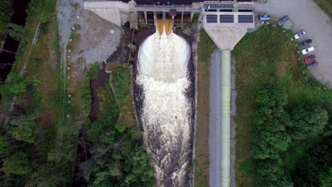 Represa-De-Energía-Hidroeléctrica-Aérea-De-Arriba-Hacia-Abajo,-Agua-Que-Fluye,-Descenso-Aéreo