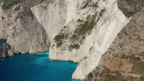 Felsige-Steile-Klippen-Mit-Türkisfarbenem-Ionischem-Meer-Auf-Der-Insel-Zakynthos,-Griechenland