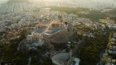 Vista-Aérea-De-La-Acrópolis-De-Atenas-Con-Anfiteatro-Al-Amanecer-En-Atenas,-Attica,-Grecia
