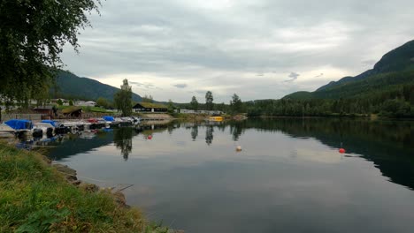 Kleiner-Gasthafen,-Ruhiges-Wasser-Mit-Spiegelung,-Norwegen,-Statische-Ansicht