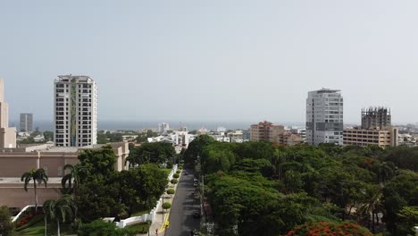 Luftaufnahme-Des-Iberoamerikanischen-Parks-Neben-Dem-Mormonentempel-La-Esperilla-Santo-Domingo