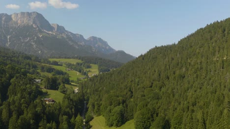 Aerial-Truck-Rechts-Zeigt-Europäische-Alpenberge-Im-Hintergrund-Der-Ländlichen-Landschaft