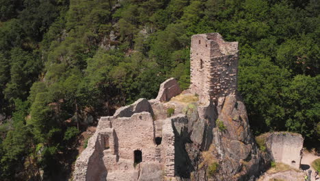Nahaufnahme-Luftaufnahme-Einer-Mittelalterlichen-Burg-Im-Elsass-In-Frankreich