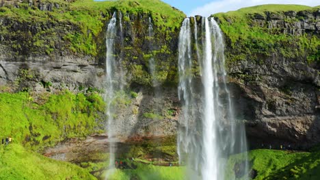 Picturesque-Landscape-Of-Seljalandsfoss-Waterfall-Flowing-In-The-Cliff-In-Summer