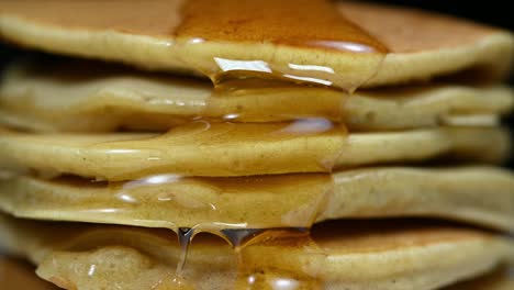 Honig-Fließt-über-Einen-Stapel-Pfannkuchen,-Perfekt-Zum-Frühstück-Zusammen-Mit-Etwas-Kaffee-Oder-Milch