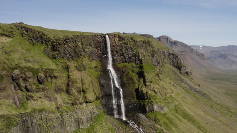Überfliegen-Sie-Den-Bjarnafoss-Wasserfall-In-Island,-Um-Die-Umliegenden-Landschaften-Dahinter-Zu-Enthüllen