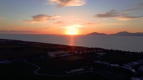 Filmische-Luftaufnahme-Eines-Wunderschönen-Sonnenuntergangs-In-Griechenland