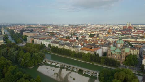 Filmische-Luftaufnahme-Zeigt-Die-Münchener-Innenstadt