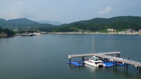 Katamaran-Boot-Vor-Anker-In-Der-Anlegestelle-Eines-Resorts-Auf-Der-Insel-Geojedo-In-Südkorea