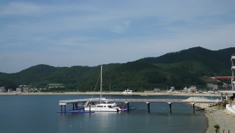 Barco-Catamarán-Para-Turistas-Que-Van-En-Hanwha-Resort-Geoje-Belvedere-Atracado-En-Embarcadero-En-Corea-Del-Sur
