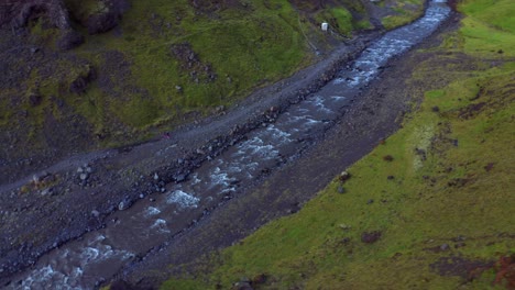 Agua-Que-Fluye-En-El-Río-Cerca-De-La-Piscina-Al-Aire-Libre-Seljavallalaug-En-Islandia