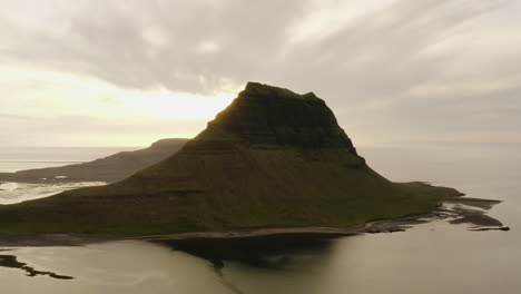 Puesta-De-Sol-Cinematográfica-En-La-Icónica-Península-De-Snaefellsnes-En-Islandia