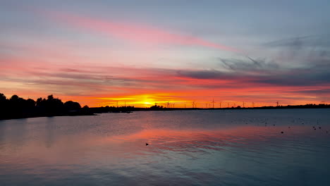 Atemberaubender-Sonnenuntergang-über-Der-Ostsee-In-Puck,-Polen-Mit-Windmühlen-Im-Hintergrund