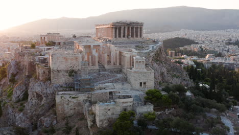 Luftaufnahme-Der-Historischen-Und-Ikonischen-Akropolis-Von-Athen-Bei-Sonnenaufgang-In-Griechenland