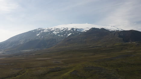 Montañas-Cubiertas-De-Nieve-En-Las-Regiones-Nórdicas-De-Islandia---Creador-Aéreo