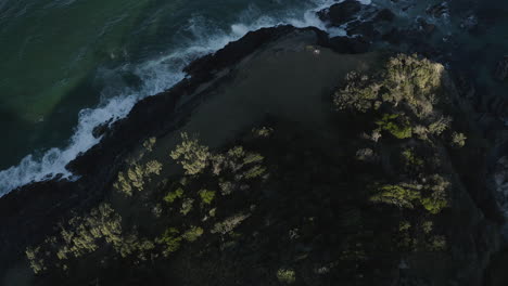 4k-Top-view-drone-shot-of-a-beach-shore-at-Byron-Bay,-Australia