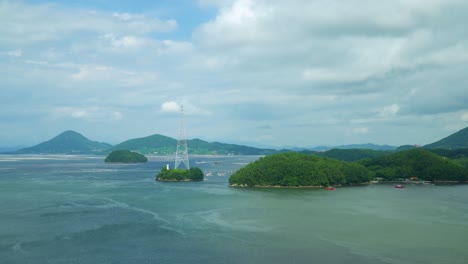 Weißer-Gitterturm-Auf-Einer-Insel-Am-Ruhigen-Meer-Tagsüber-Auf-Der-Insel-Geojedo,-Südkorea