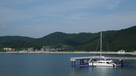 Ruhige-Landschaft-Und-Strandfront-Des-Belvedere-Hotels-In-Geonje-City-Südkorea---Breite-Aufnahme