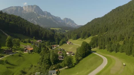Erstaunlicher-Luftzeitraffer-Der-Schönen-Bayerischen-Landschaft