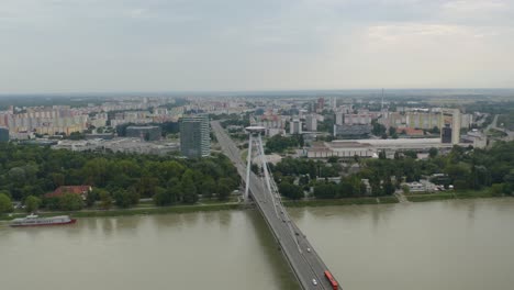 Vista-Aérea-De-La-Torre-De-Vigilancia-Ovni,-La-Mayoría-Del-Puente-Snp-En-Bratislava