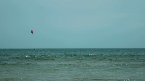 Wellen-Mit-Kitesurfer-Im-Meer