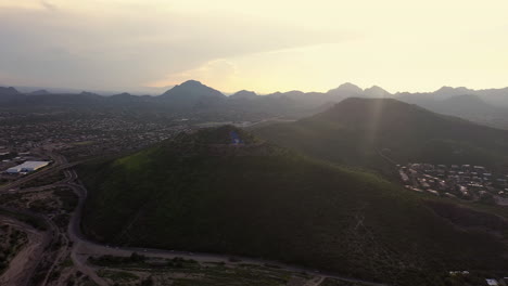 Vista-Panorámica-De-Una-Montaña-En-Tucson,-Arizona-Con-Rayos-De-Sol-Iluminando-La-Montaña