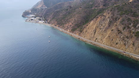 Aerial-View-of-Santa-Catalina-Island-Rocky-Coastline-Highway-and-Deep-Blue-Ocean,-Established-shot