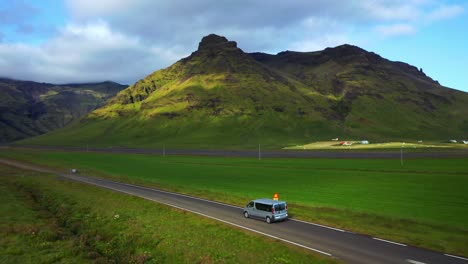 Furgoneta-Conduciendo-Por-La-Carretera-Hacia-La-Piscina-Seljavallalaug-En-El-Sur-De-Islandia