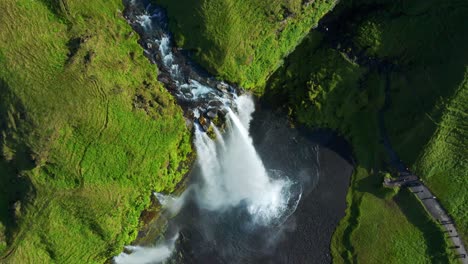 Blick-Von-Oben-Auf-Den-Wasserfall-Seljalandsfoss,-Der-In-Den-Fluss-Seljalands-In-Südisland-Fließt