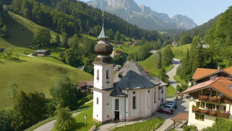 Fotografía-Aérea-En-órbita-De-La-Iglesia-De-Maria-Gern-En-La-Alta-Baviera,-Alemania,-Europa