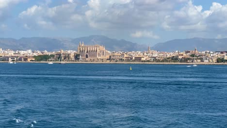 Skyline-Der-Stadt-Palma-De-Mallorca,-Aufgenommen-Von-Einem-Fahrenden-Boot-Aus