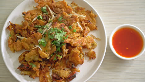 Knusprig-Gebratener-Muschelpfannkuchen-Mit-Ei---Thailändischer-Streetfood-Stil