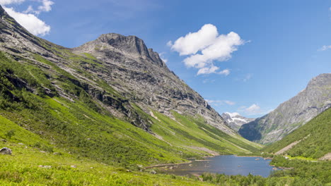 Schwenkzeitraffer-Des-Norwegischen-Tals-Norangsdalen-An-Einem-Schönen-Tag-Im-Sommer