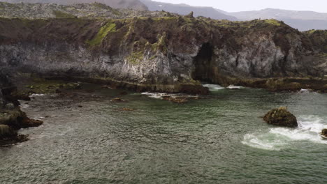 Dramatische-Klippen-Und-Meereshöhlen-An-Der-Atlantikküste-In-Snaefellsnes,-Island