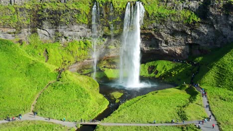 Varios-Turistas-Visitaron-La-Famosa-Cascada-Seljalandsfoss-En-La-Costa-Sur-De-Islandia