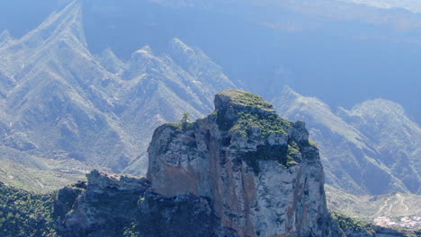 Luftbild-Nach-Vorne-über-Den-Roque-Nublo-Und-Sein-Tal-Herum