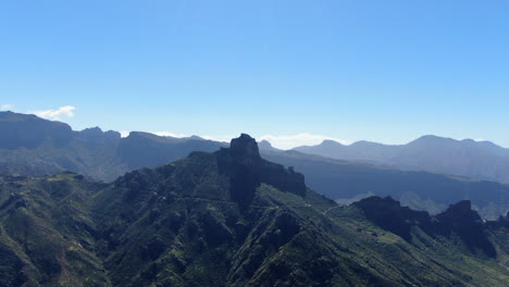 Aerial-forward-view-of-Roque-Nublo-with-its-valley