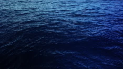 Ruhige-Wellen-Und-Wasser-In-Wunderschönen-Blautönen