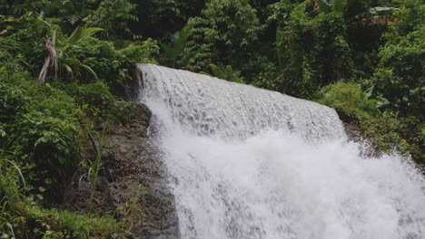 Stark-Fließender-Strom-über-Moosige-Felsige-Hügel-Bei-Primera-Cascade-De-La-Planta-In-Tanamá,-Arecibo,-Puerto-Rico