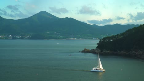 Paisaje-Pintoresco-De-La-Isla-De-Geoje-Con-Yate-De-Lujo-En-Catamarán-Navegando-Cerca-De-Hanwha-Resort-Geoje-Belvedere-En-Corea-Del-Sur
