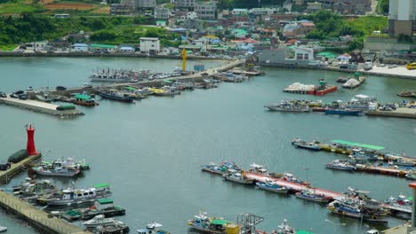 Ein-Statischer-Blick-Auf-Die-Ruhige-Bucht-Und-Den-Marina-Auf-Der-Geojedo-insel-In-Südkorea-In-Der-Nähe-Der-Geoje-stadt
