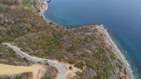 Drone-Shot-Overlooking-Sloping-Cliffs-of-Lovers-Cove-Turquoise-Blue-Ocean,-Catalina-Island