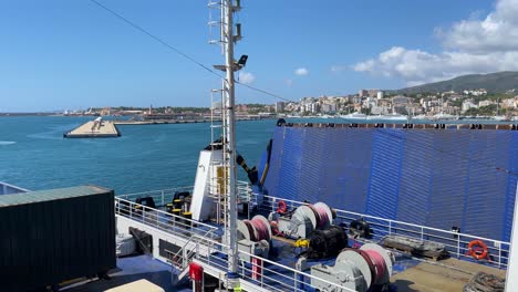 Ferry-Transporte-De-Coches-Y-Pasajeros-Islas-Baleares-Mallorca-Desde-Barcelona-Salida-Del-Puerto-Primer-Plano-De-La-Cola-Del-Barco