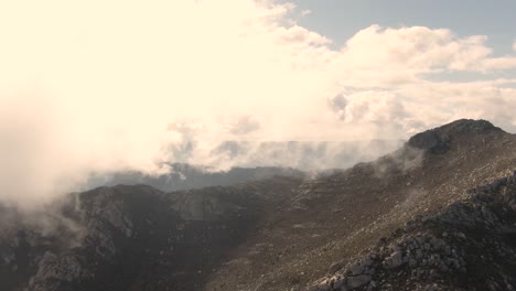Wolken,-Die-Während-Eines-Nebligen-Morgens-In-Südafrika-über-Berggipfel-Rollen